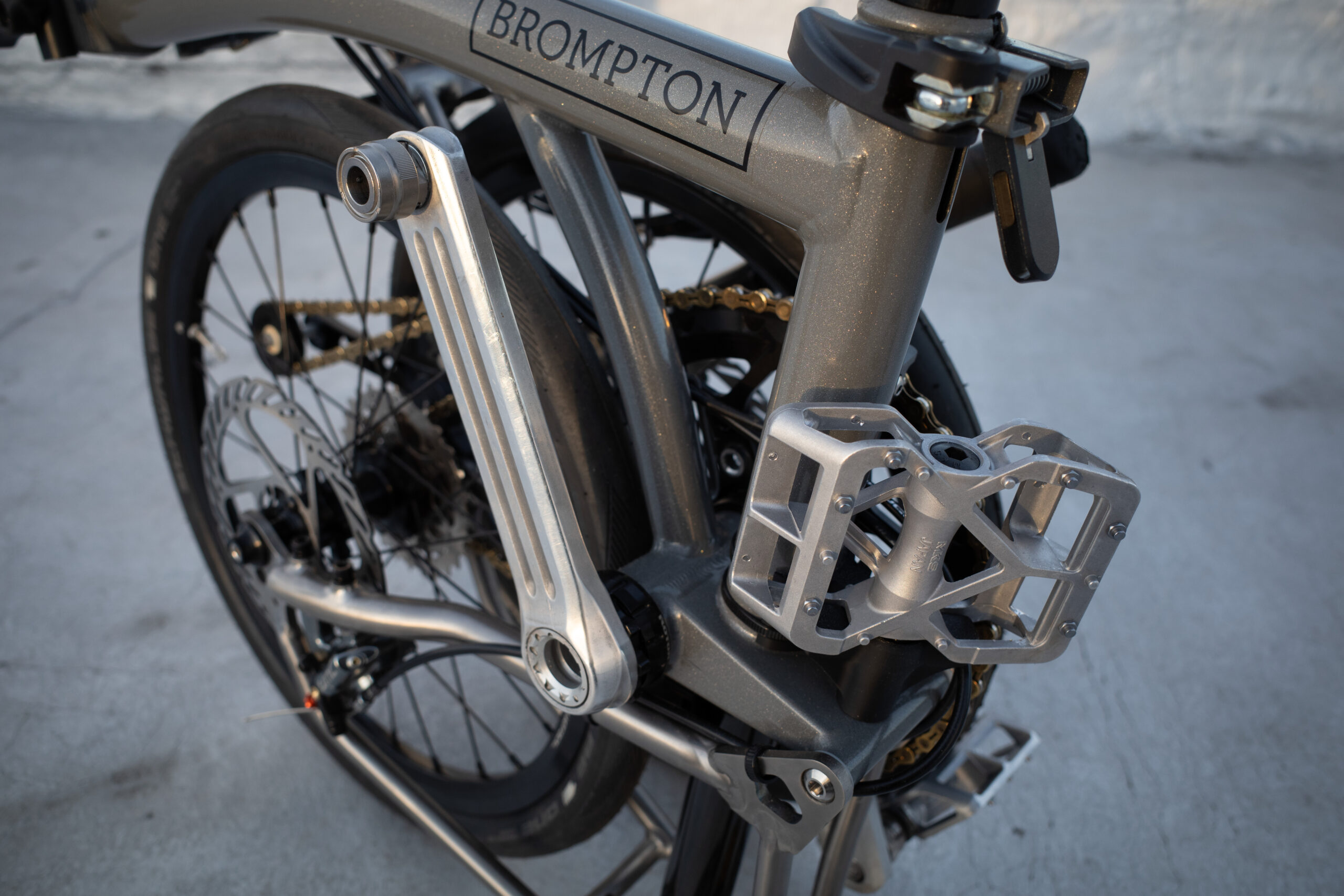 Brompton Folded, Pedal Mounted